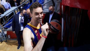 Pau Gasol saluda durante su presentaci&oacute;n con el Bar&ccedil;a.