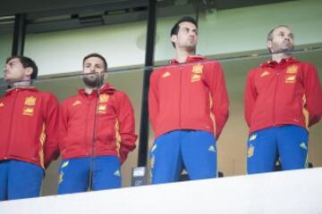 Iker Casillas, Jordi Alba, Busquets e Iniesta viendo el partido.