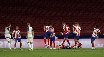 Jugada del penalti. Joselu lanza una falta y Koke se tira por debajo de la barrera bloqueando el balón con el hombro y después con la mano. El árbitro Melero López señaló los once metros.