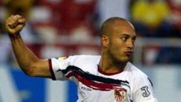 <b>ENFADADO</b>. El jugador uruguayo del Sevilla criticó la actuación arbitral en el Zaragoza-R. Madrid y en el Barcelona-Espanyol.