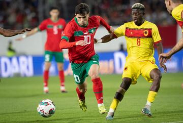 Brahim debuta con Marruecos en el partido amistoso contra Angola. En la imagen con Antonio Muanza.