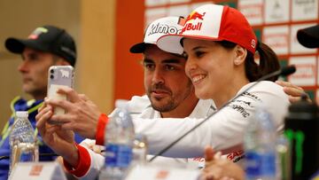 Rallying - Dakar Rally Preview - King Abdullah Sports City, Jeddah, Saudi Arabia - January 3, 2020  Toyota Gazoo Racing&#039;s Fernando Alonso and Gas Gas Factory Team&#039;s Laia Sanz take a selfie during a press conference ahead of the Dakar Rally  REUT