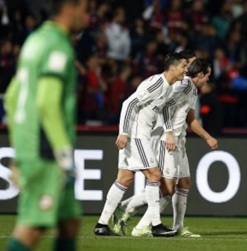 Los jugadores del Real Madrid felicitan al galés Gareth Bale  tras marcar el segundo gol ante San Lorenzo, durante la final del Mundial de Clubes que están disputando esta noche en el Gran Estadio de Marrakech, en Marruecos.