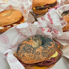 Ni Nueva York, ni Londres, los mejores bagels están en un barrio céntrico de Madrid: precios desde 9€ y con pastrami