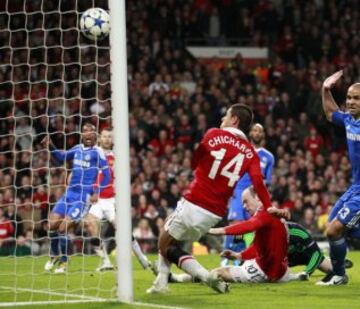 En la siguiente fase, el Manchester United eliminó al Chelsea con marcador global de 3-2. El primer gol en el partido de vuelta, jugado en Old Trafford, fue del delantero mexicano, al 43'.