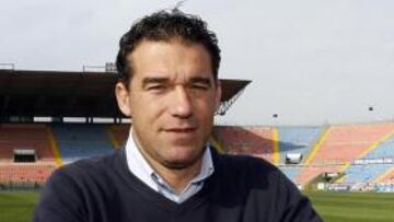 <b>RETENIDO. </b>Luis García quiere salir, pero el Levante le retiene.