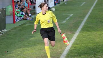 "He arbitrado con un palo y un peto con celofán como banderín"