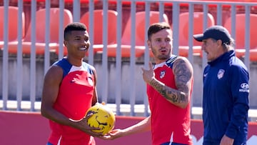 Reinildo y Saúl, durante el entrenamiento del Atlético.