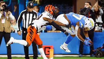 INGLEWOOD, CALIFORNIA - NOVEMBER 17: J.K. Dobbins #27 of the Los Angeles Chargers dives into the end zone past Josh Newton #28 of the Cincinnati Bengals to score the go-ahead touchdown during the fourth quarter at SoFi Stadium on November 17, 2024 in Inglewood, California. Ronald Martinez/Getty Images/AFP (Photo by RONALD MARTINEZ / GETTY IMAGES NORTH AMERICA / Getty Images via AFP)