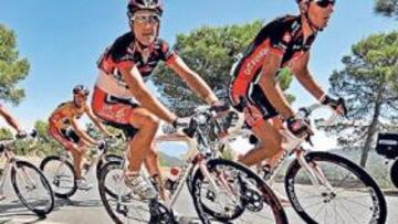 <b>CONTROL TOTAL. </b>El Caisse d'Epargne arropa al líder de la Vuelta, Alejandro Valverde, que ha pasado dos etapas en casa vestido de amarillo.