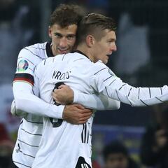 Löw se rinde a Kroos