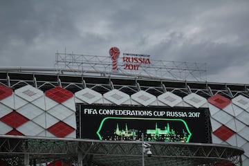 Anuncios de la Copa Confederaciones a las afueras del estadio.