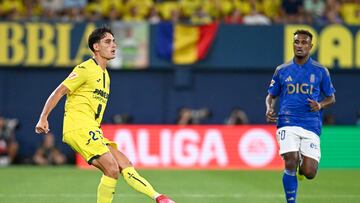 VILLARREAL, 15/08/2025.- El defensa del Villarreal Sergi Cardona da un pase ante el extremo del Real Oviedo Haissem Hassan (d) durante el partido de la primera jornada de LaLiga, que Villarreal CF y Real Oviedo, disputan este viernes en el estadio de La Cerámica. EFE/ Andreu Esteban