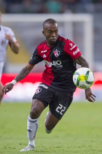 Dario Hernán Burbano conduce el balón.