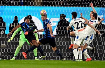 Denzel Dumfries anota el 1-0 de chilena durante las semifinales de la Supercopa italiana.