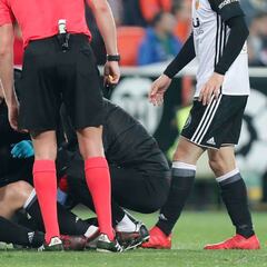 Santi Mina se retiró lesionado, con un pinchazo en el muslo