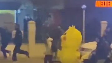 El video viral de un Pikachu en las protestas en Turquía