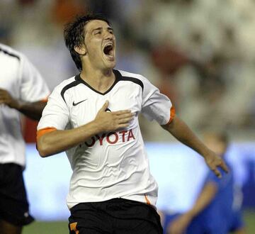 Debuta con el Valencia en Mestalla en partido oficial ante el KAA Gante en la Copa Intertoto el 23 de julio de 2005, marcando uno de los goles de la victoria (2-0).