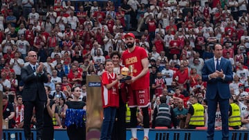 Nikola Mirotic, ala-p¨ªvot del Armani Mil¨¢n, con el trofeo que le acredita como MVP de la final de la Lega.