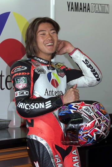 (7 de septiembre de 1975 - 7 de octubre de 2007). Hijo de un reconocido piloto de coches de Japón, Norifumi Abe fue una de las sensaciones del campeonato a finales de los 90. Tras un exitoso debut como Wild Card en el Gran Premio de Japón 1994, donde sólo una caída le impidió luchar por el triunfo frente a Michael Doohan y Kevin Schwantz, Abe obtuvo un manillar en Yamaha para el siguiente año tras mediar Kenny Roberts con la escudería de Iwata. Una montura que le acompañaría durante una década y que le encumbró al Olimpo dos años después en Suzuka capturando su primera victoria en 500cc con 20 años y 227 días.