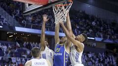 Ante Zizic trata de machacar ante la defensa de Walter Tavares durante el primer partido de cuartos de la Euroliga entre el Real Madrid y el Maccabi Tel Aviv.