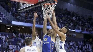 Ante Zizic trata de machacar ante la defensa de Walter Tavares durante el primer partido de cuartos de la Euroliga entre el Real Madrid y el Maccabi Tel Aviv.