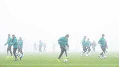 Los jugadores del Krasnodar, ayer, ejercit&aacute;ndose bajo la niebla.