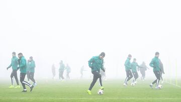 Los jugadores del Krasnodar, ayer, ejercitándose bajo la niebla.