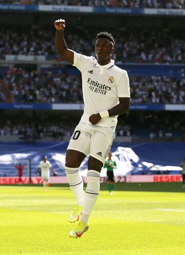 Real Madrid 1-0 Real Betis | Ni 10 minutos ha tardado el Santiago Bernabéu en ver su primer gol. Fue obra, como no, de Vinícius Júnior. El brasileño aprovechó un balón largo de Alaba, salvando la salida de Rui Silva con una perfecta vaselina.

