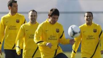 <b>A ESTIRAR LAS PIERNAS. </b>La plantilla del Barcelona realizó ayer el primer entrenamiento en tierras japonesas.