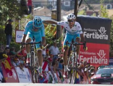 Fabio Aru y Luis Leon Sanchez cruzan la linea de meta.