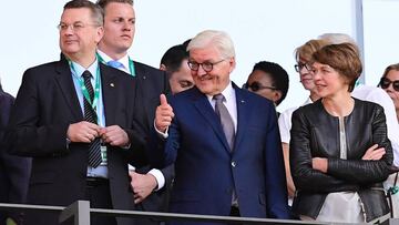 Reinhard Grindel, presidente de la Asociación de Fútbol de Alemania, junto con Frank-Walter Steinmeier, presidente de la República Alemana.