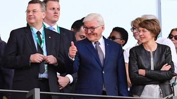 Reinhard Grindel, presidente de la Asociaci&oacute;n de F&uacute;tbol de Alemania, junto con Frank-Walter Steinmeier, presidente de la Rep&uacute;blica Alemana.