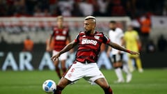 Soccer Football - Copa Libertadores - Quarter Finals - First Leg - Corinthians v Flamengo - Neo Quimica Arena, Sao Paulo, Brazil - August 2, 2022 Flamengo's Arturo Vidal in action REUTERS/Carla Carniel