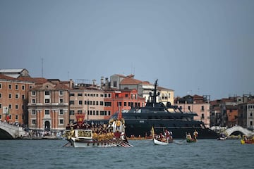 Un gran número de turistas y curiosos se congregaron en torno al Gran Canal de Venecia para presenciar la Regata Histórica anual de góndolas y 
 embarcaciones, que tiene lugar en la ciudad italiana. Se trata de uno de los
acontecimientos más antiguos que se celebran en la laguna, ya que su origen se remonta, al menos, al siglo XIII.