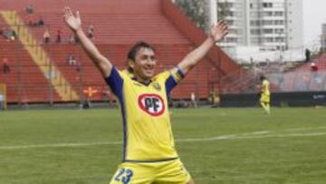 Vargas celebra un gol de los penquistas en Santa Laura.