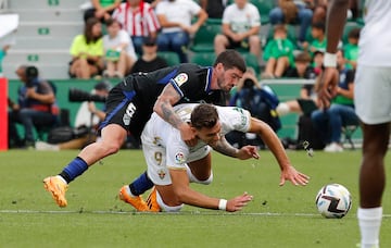 Boyé es derribado por De Paul, en una acción del pasado domingo.