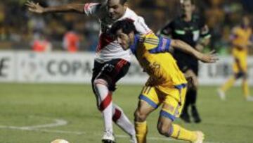 Dami&aacute;n &Aacute;lvarez pelea un bal&oacute;n en la ida de la final de la Copa Libertadores.