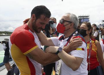 Saúl Craviotto es felicitado por el presidente del COE, Alejandro Blanco. 