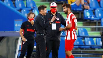 Simeone y Burgos, con Costa.