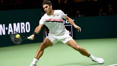 Roger Federer compite con camiseta de Nike durante el ABN AMRO de Rotterdam 2018.