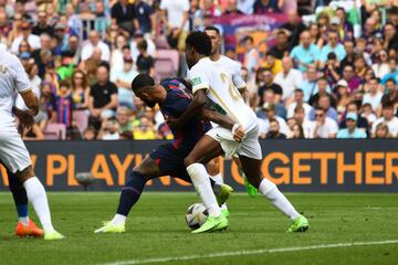 Memphis Depay marca el 2-0 al Elche.