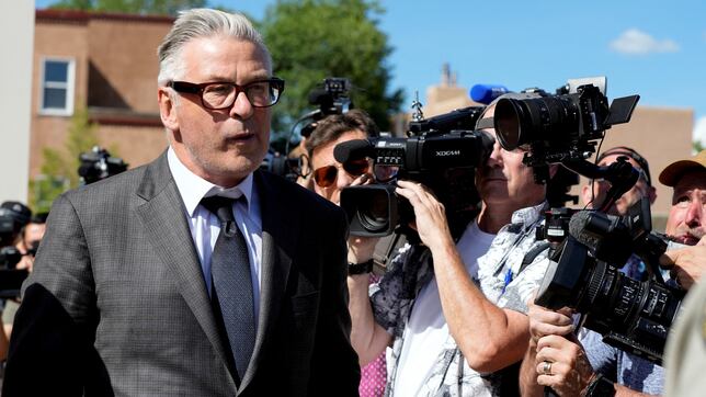 ¿Quién se espera que testifique en el juicio por homicidio involuntario de Alec Baldwin?