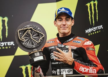 El tercero conquistado por Aleix Espargaró en Silverstone supuso el primer podio de Aprilia en MotoGP y el justo premio al trabajo de estos años, siendo más brillante a partir de la llegada Massimo Rivola al frente del departamento de carreras de la casa de Noale. Moto nueva, resultados más competitivos y el fichaje sorpresa de Maverick Viñales, que rompió inesperadamente con Yamaha aún con contrato en vigor. 