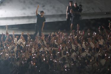 Comienzan las actuaciones musicales con la participación de artistas franceses. El grupo de indie rock Phoenix y el productor y DJ Kavinsky interpretan sus temas en directo, representando a Francia en el evento.