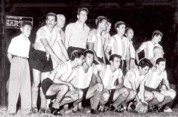 La indumentaria con que jugó Argentina en la Copa del 1957.