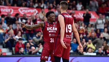 Dylan Ennis celebra una acción con Marko Todorovic.