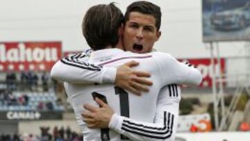 Bale y Cristiano se abrazan tras un gol del Madrid en Getafe