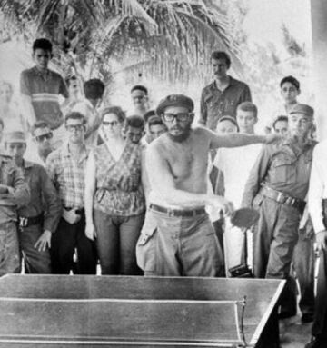 Fidel Castro jgando al ping-pong.