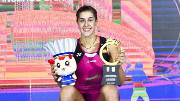 Carolina Marín posa con su título en el Open de China.